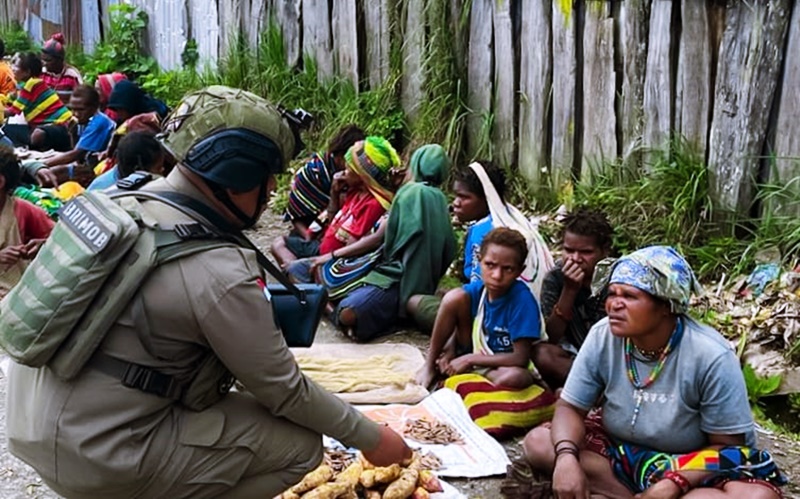 Senyum Mama Papua, Bukti Intan Jaya Kondusif: Satgas Cartenz Rangkul Warga!