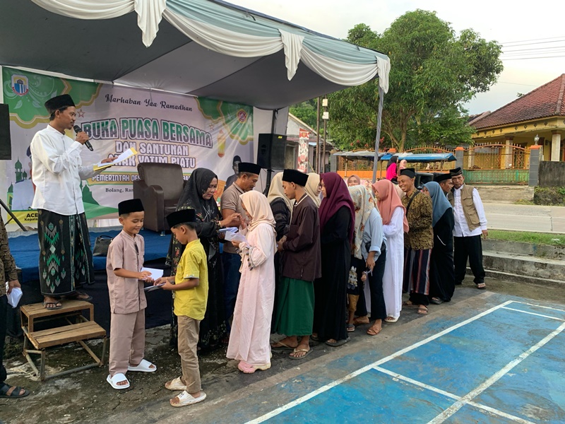 Lebak Berbagi: Pemerintah Desa Bolang dan Karang Taruna Eratkan Tali Persaudaraan Lewat Santunan