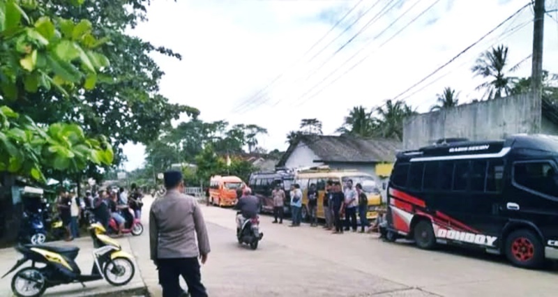 Terminal Kosong Melompong: Sopir Angkot Geruduk Jalan, Salahkan Travel Siluman