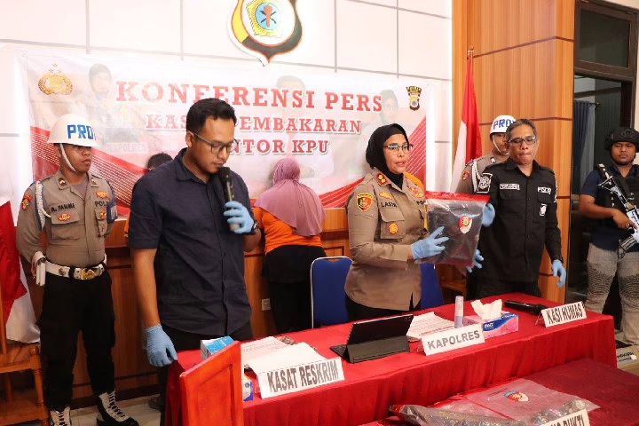 Rp 33 Miliar Jadi Abu? Polres Buru Tangkap Pelaku Pembakaran KPU, Motifnya Bikin Geleng-Geleng Kepala!