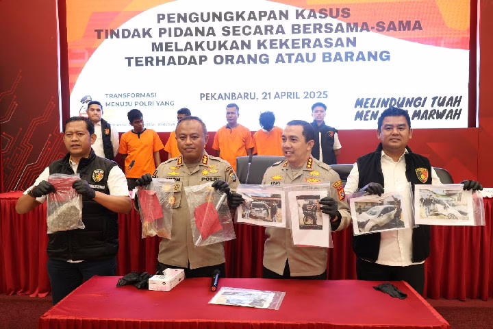 Aksi Barbar di Depan Polisi: Debt Collector Pukul Korban di Halaman Polsek Bukit Raya Pekanbaru, Pelaku Diringkus
