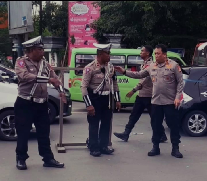 Kapolda Maluku Irjen Eddy Sumitro Turun Langsung Urai Kemacetan Ambon: Aksi Tak Terduga di Depan Unpatti Jadi Sorotan Warga