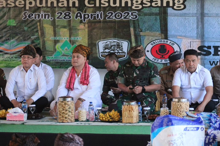 Abah Usep: Pimpin Ritual Adat Syukur Panen Cisungsang, Sampaikan Aspirasi Ketahanan Pangan ke Utusan Presiden Mardiono dan Danrem Andrian Susanto