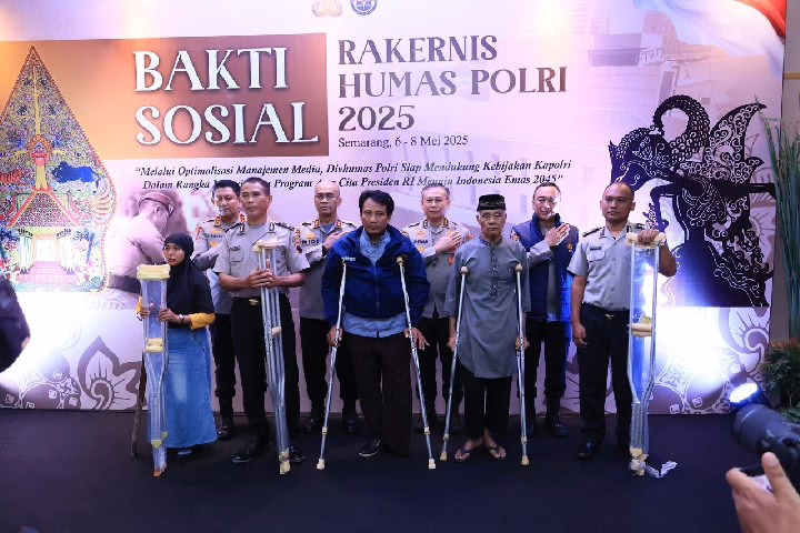 Bukan Cuma Rapat: Humas Polri Mulai Rakernis dengan Berbagi Bantuan dan  Donor Darah!