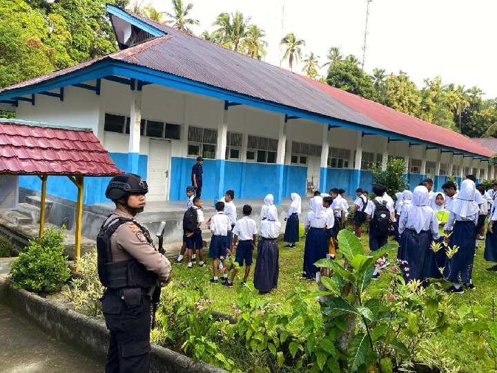 Polda Maluku Amankan Ujian Sekolah: Personel Brimob dan Samapta BKO Jaga Ketat Pulau Haruku!