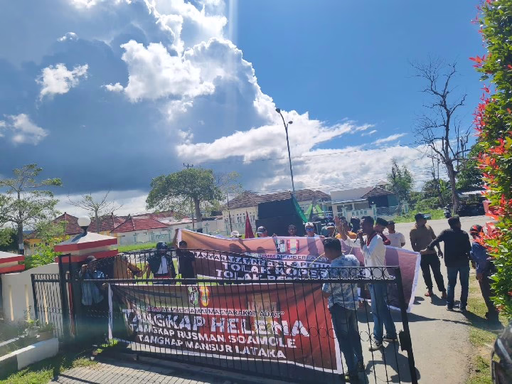 Demo di Polres Buru: Desak Tangkap Oknum Tambang Ilegal Berkedok Koperasi