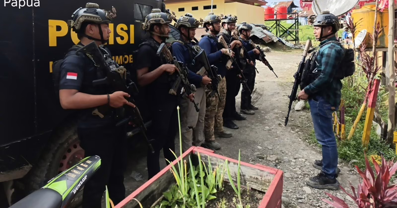 Penerbangan Aman di Tengah Hujan Peluru: Bagaimana Satgas Damai Cartenz Selamatkan Bandara Aminggaru dari Serangan Tak Terduga?