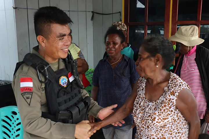 Pesona Pulau Debi Sampaikan Harmoni Papua: Satgas Damai Cartenz Rangkul Adat!
