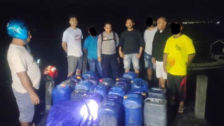Gerebek Kapal Nelayan, Polisi Amankan Puluhan Jeriken Solar Ilegal Tujuan Australia!