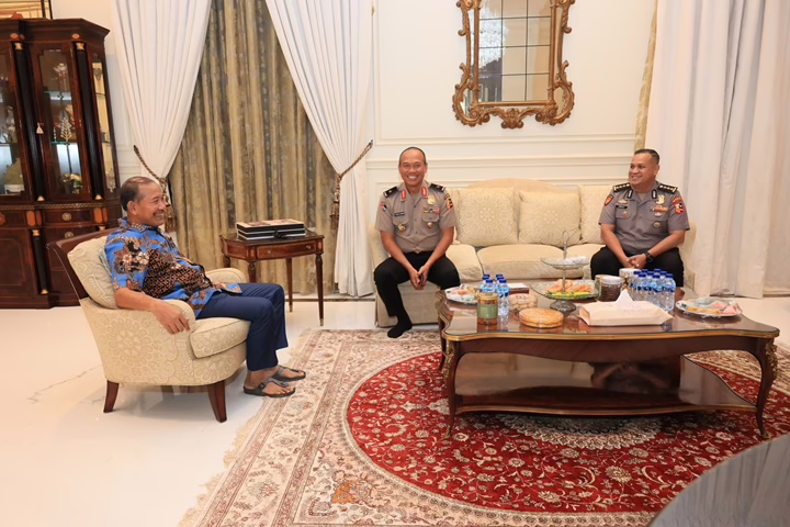 Momen Hangat Jelang HUT Bhayangkara: Intip Kebersamaan Polri dengan Jenderal Badrodin Haiti