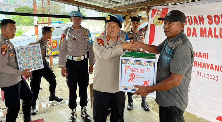 Jelang HUT Bhayangkara, Direktorat Samapta Polda Maluku Salurkan Bantuan ke Berbagai Lapisan Masyarakat Ambon