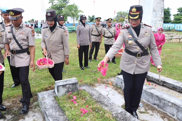 Kapolres Buru Pimpin Upacara Ziarah Penuh Khidmat di TMP Desa Ubung Jelang Hari Bhayangkara, Apa Maknanya?