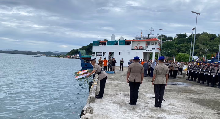Kenang Jasa Pahlawan, Wakapolres Buru Larung Bunga ke Laut di Pantai Merah Putih, Apa Kaitannya dengan HUT Bhayangkara?