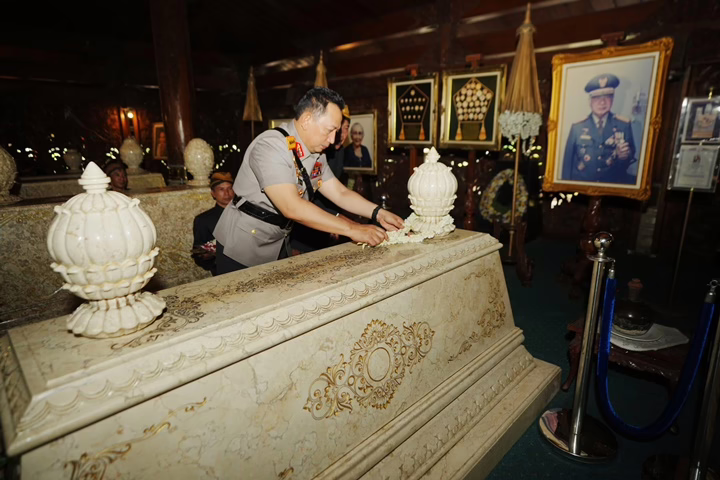Jelang Hari Bhayangkara ke-79, Kapolri Ziarah ke Makam Presiden Soeharto di Astana Giribangun