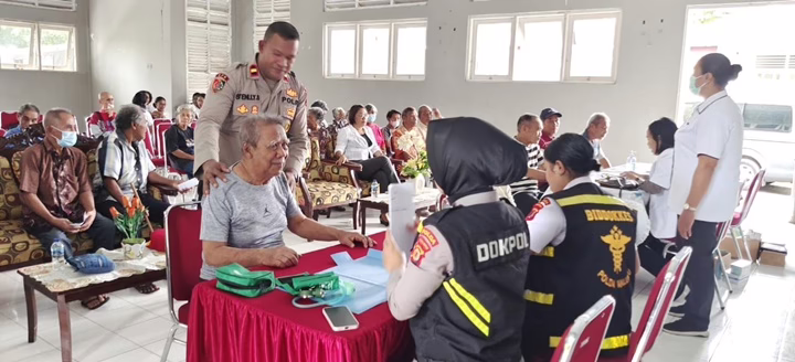 Polri Peduli Lansia: SPN Polda Maluku Adakan Pemeriksaan Kesehatan Gratis dan Hiburan di Panti Inakaka